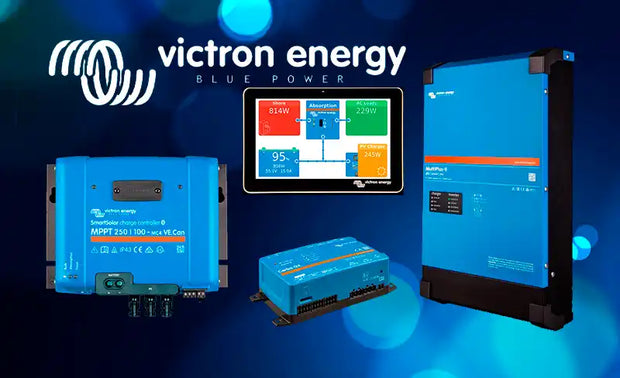 Una colección de electrónica de potencia azul, que incluye un inversor/cargador, un controlador de carga y una pantalla de monitoreo del sistema.